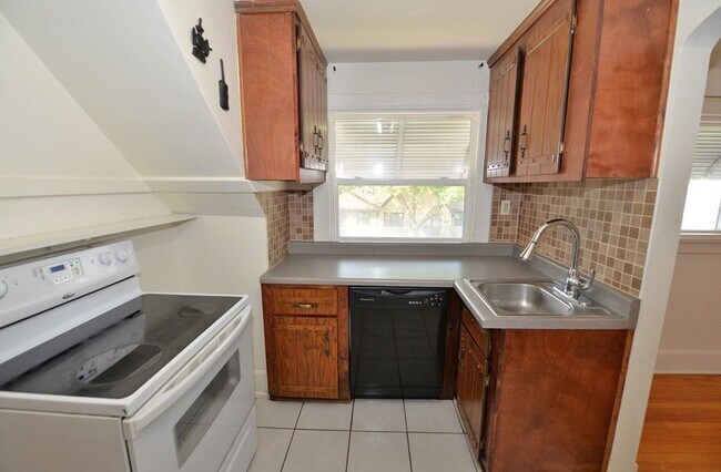 kitchen - 3625 Kinzie Ave