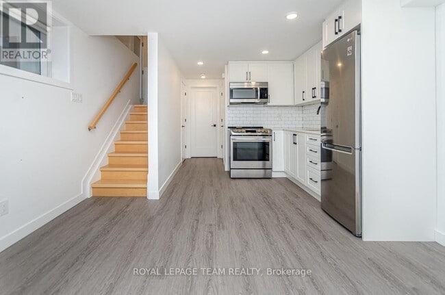 Building Photo - 123 Carruthers Ave