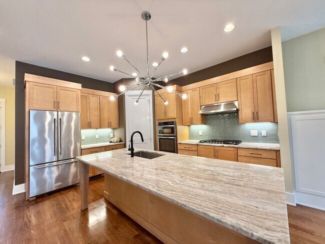 Foto del edificio - Modern 4BD, 3.5BA Raleigh Home on a Corner Lot with a 2-Car Attached Garage & Private Backyard in...