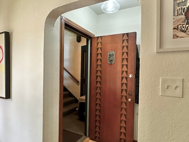 Foto del edificio - Beautiful 1 bed condo in desired Eastlake!...