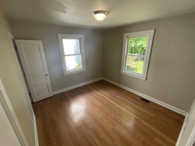 Foto del edificio - 302 Hanover Ave NW