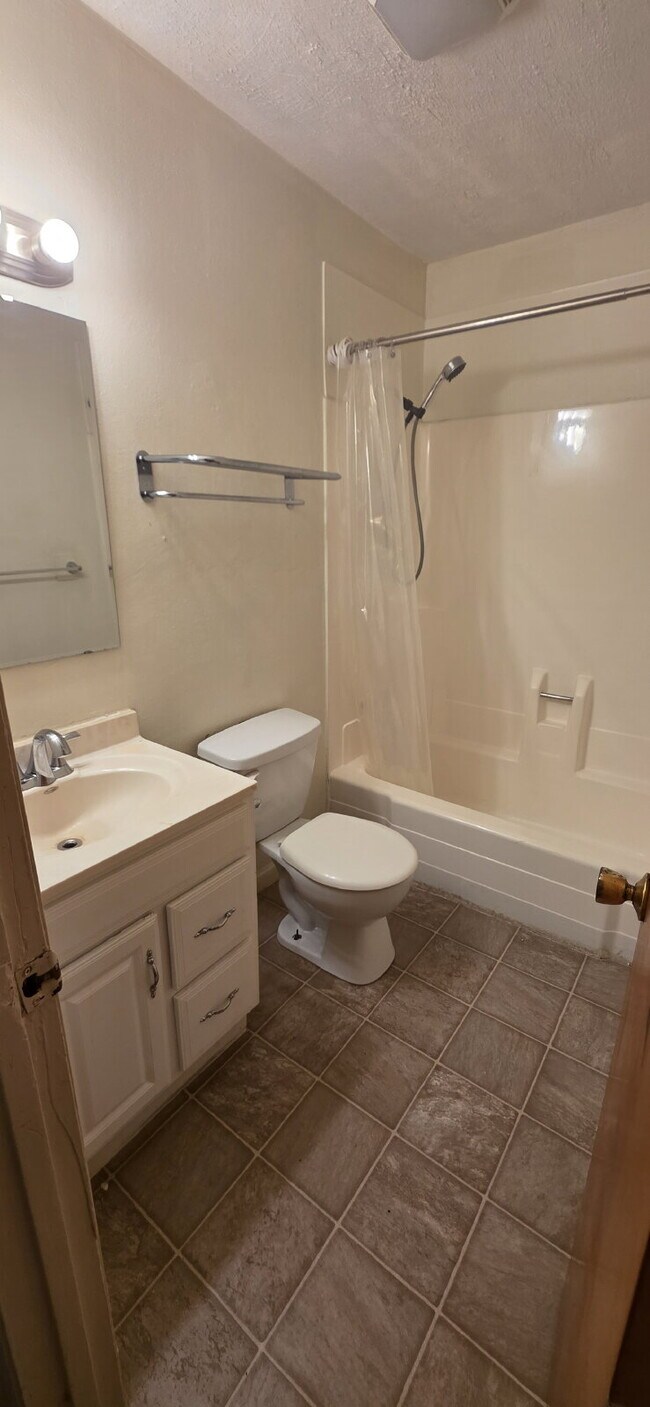 Building Photo - 2 bedroom and 1 bath apartment