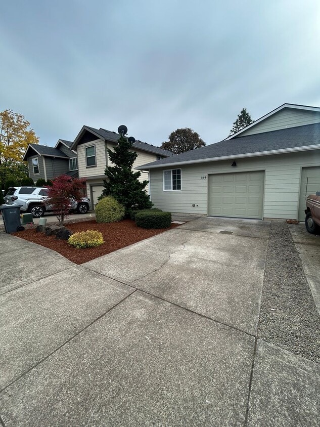 Primary Photo - (870) College Street Duplex - 3 Bedroom / ...