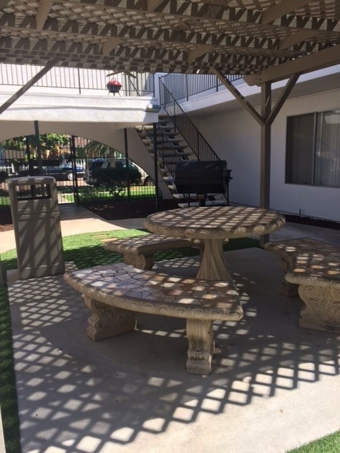 picnic area w/grill - Twin Oaks Apartments