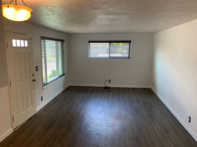 Foto del edificio - 2 Bedroom Off Coburg Rd.