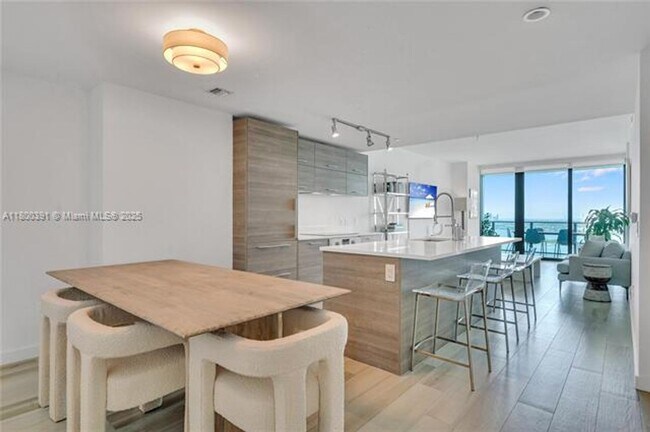 Foto del edificio - 650 NE 32nd St