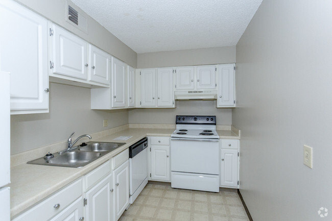 2BR, 1BA - 900 SF - University Heights Apartments