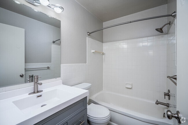 1 habitación, 1 baño, 605 pies cuadrados - Baño - Richfield Square Apartments