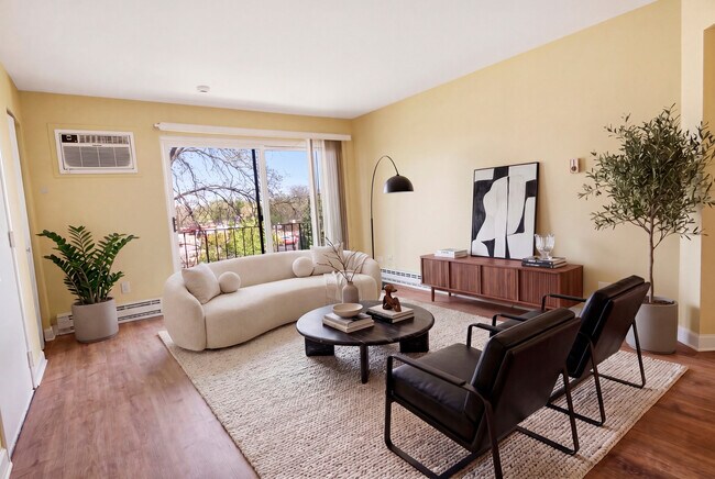 Foto del edificio - 744 Briar Hill Ln