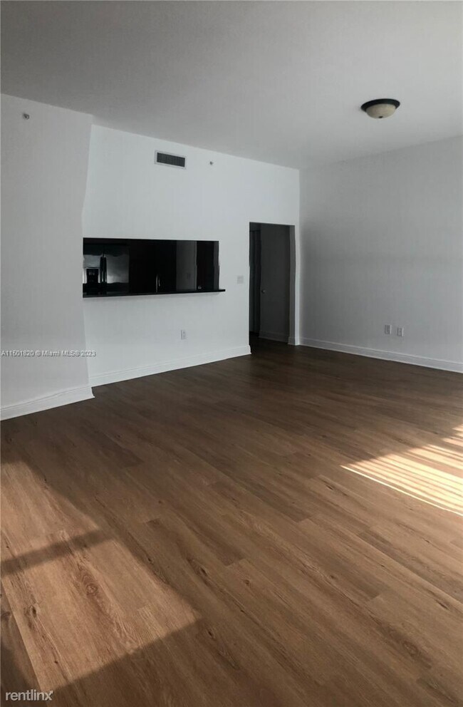 Foto del edificio - 3 br, 2.5 bath House - 31 SE 5th St Apt 4221