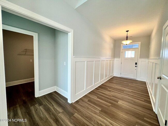 Building Photo - 2553 Lakeside Cir