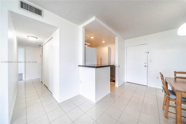 Foto del edificio - 2500 NE 135th St