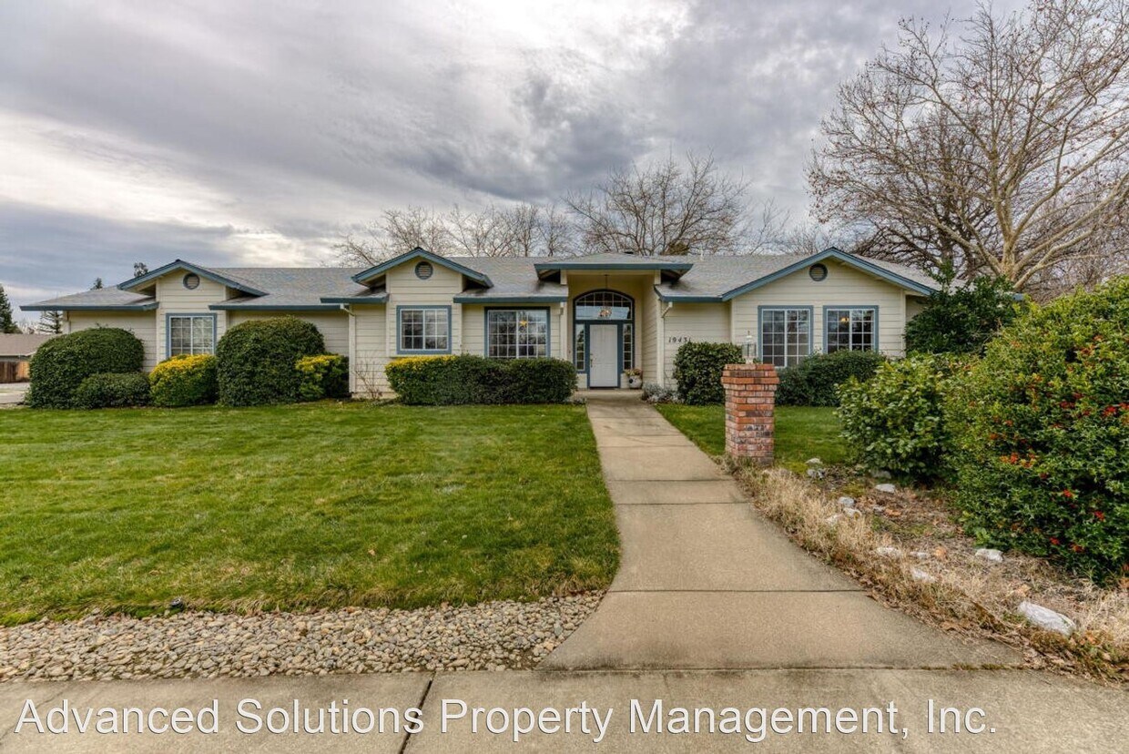 3 br, 2.5 bath House 19431 Hollow Lane House Rental in Redding, CA