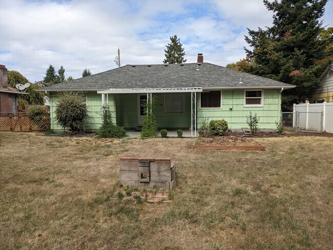 Building Photo - RENT SPECIAL: $750 Off First Full Month's ...