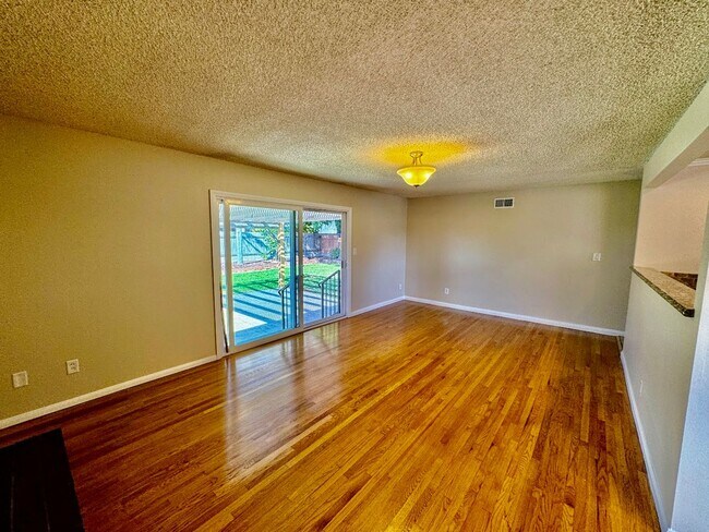 Building Photo - This charming 3-bedroom, 2-bathroom single...