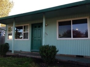 Building Photo - 1229 Hemlock Loop
