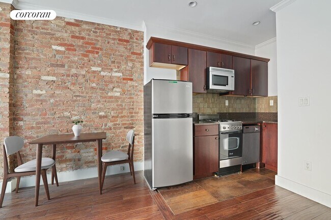 Building Photo - 82 Horatio St