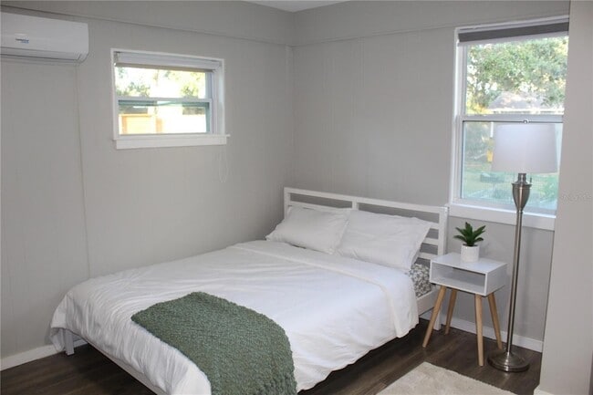 Building Photo - 6027 1st Ave S