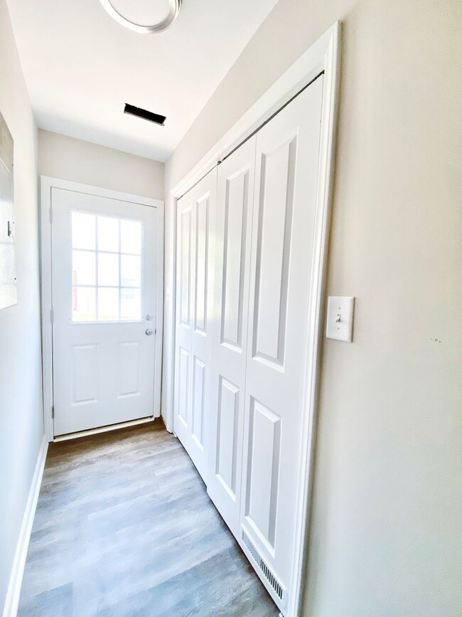 Building Photo - 1065 Farm Pond Ln