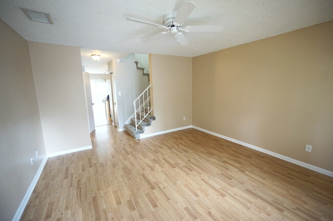 Foto del edificio - 2-Bedroom, 2 1/2-Bath, Gated South Tampa C...