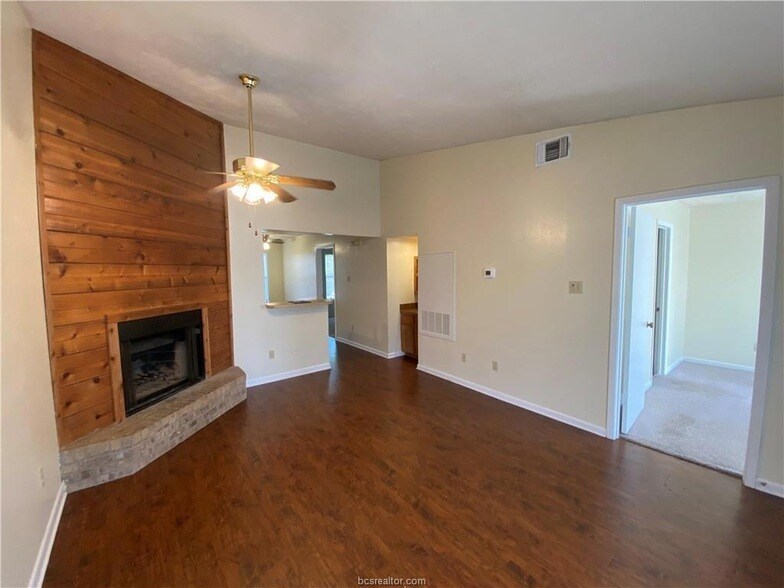 Foto principal - 1900 Woodsman Dr