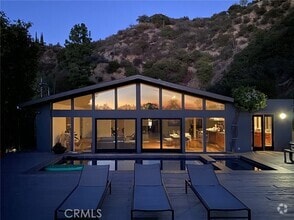 Building Photo - 2420 Bowmont Dr