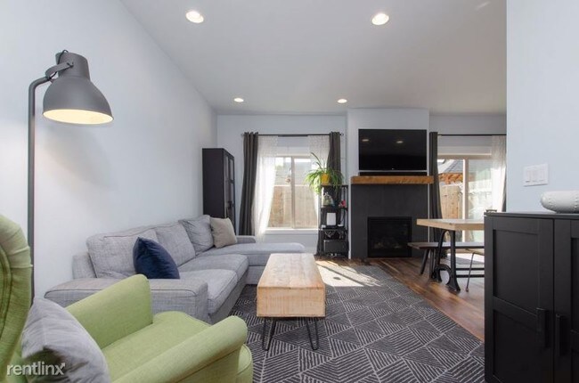 Building Photo - 3 br, 2.5 bath Townhome - 813 NW Victoria Ave
