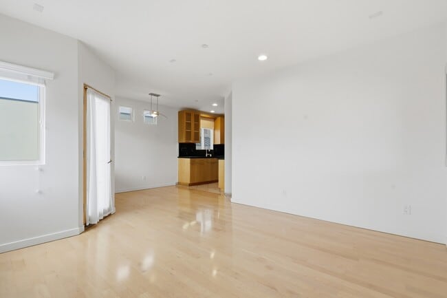 Building Photo - 207 42nd St
