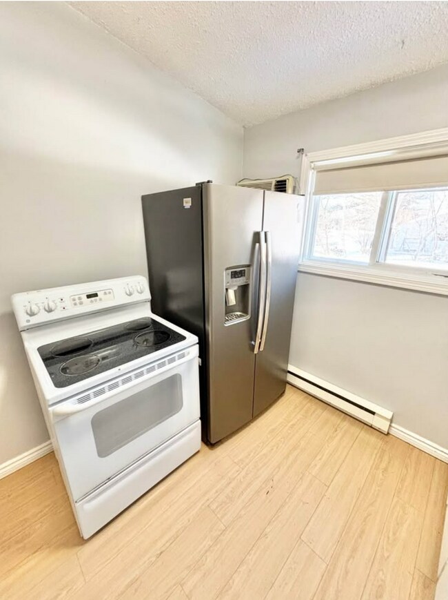 Photo du bâtiment - Bright & Spacious 2-Bedroom - 1 Bathroom A...