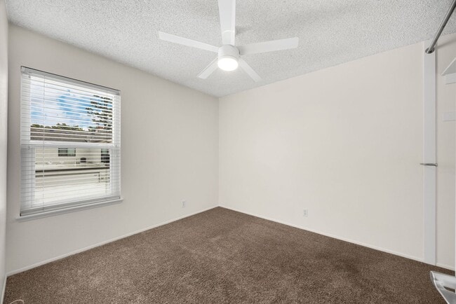 Foto del edificio - Newly updated 3 bed / 1.5 bath townhome in the desirable Sherwood Village