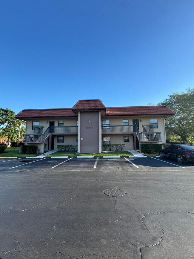 Foto del edificio - 21890 Lake Forest Cir