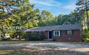 Building Photo - 203 Pinetree Dr
