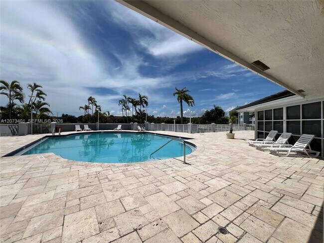 Foto del edificio - 8580 SW 212th St
