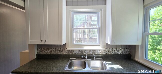 Foto del edificio - 40 Maple Grove Ave