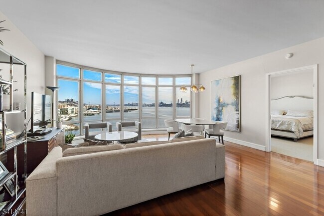 Foto del edificio - 8100 River Rd