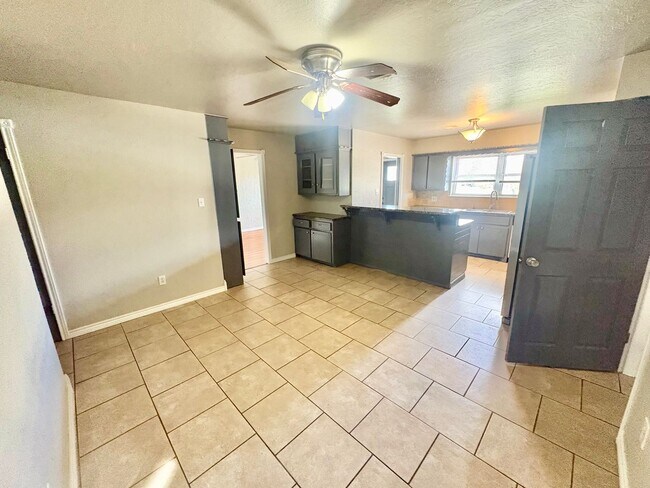 Foto del edificio - Spacious 4 Bedroom, 2 Bathroom Home with L...