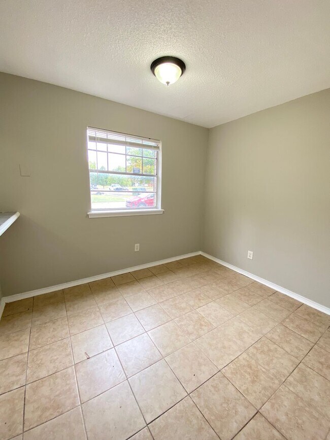 Building Photo - 2 Bedroom 1.5 Bath Apt at the Monterey Square Apts NW OKC