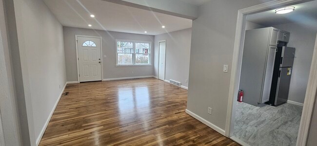 Foto del edificio - 665 Milford Point Rd