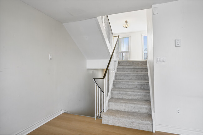 Photo du bâtiment - Beautiful 3 Bedroom Townhome * 2 Bath * Ga...