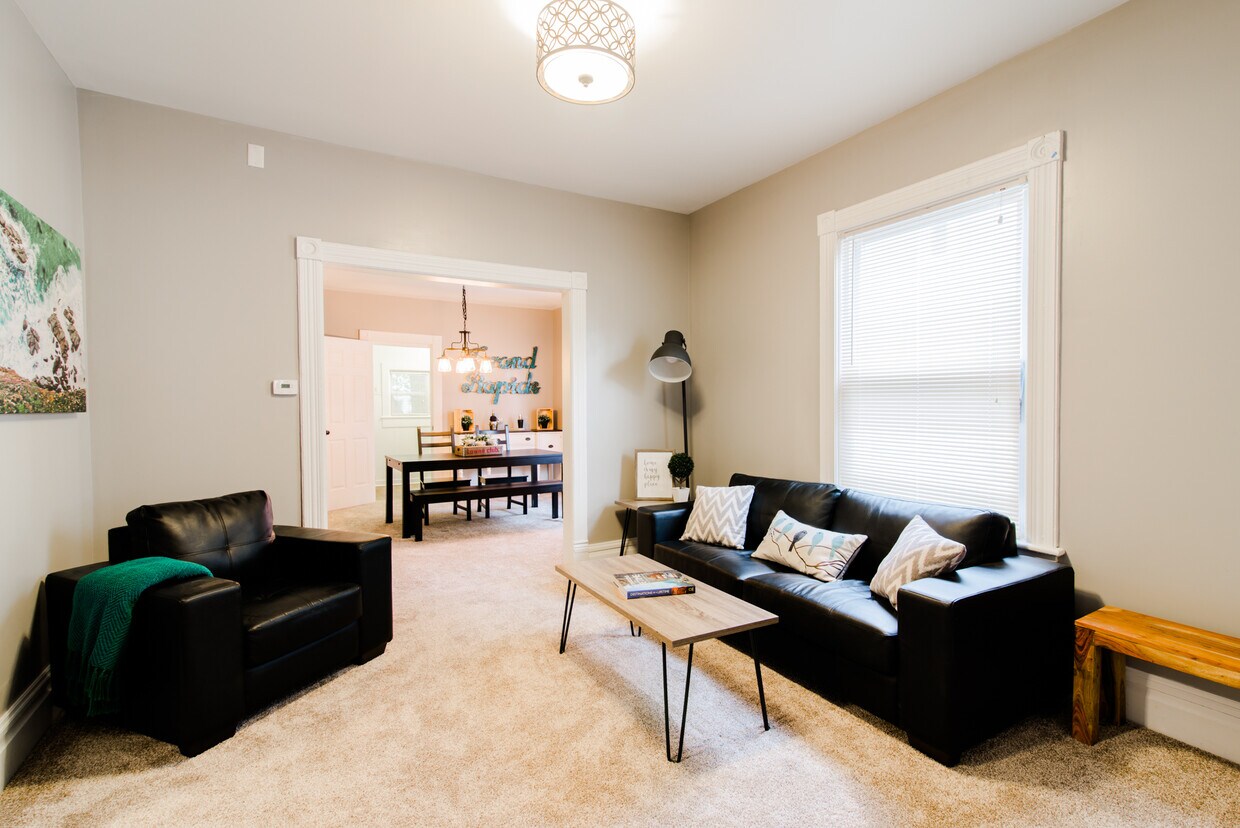 Foto principal - 422 Barth Ave SE