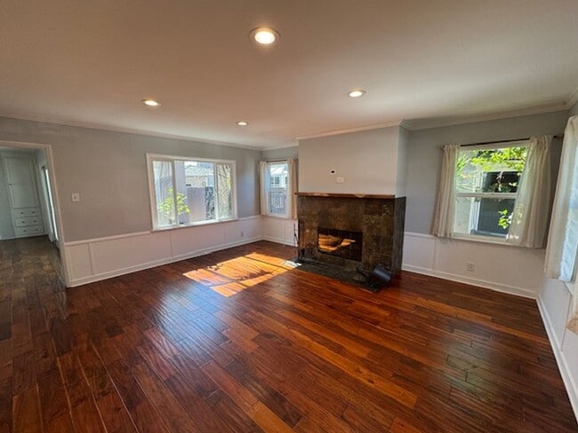 Building Photo - Move in Ready 2 bed 2 bath Home Near 2nd S...