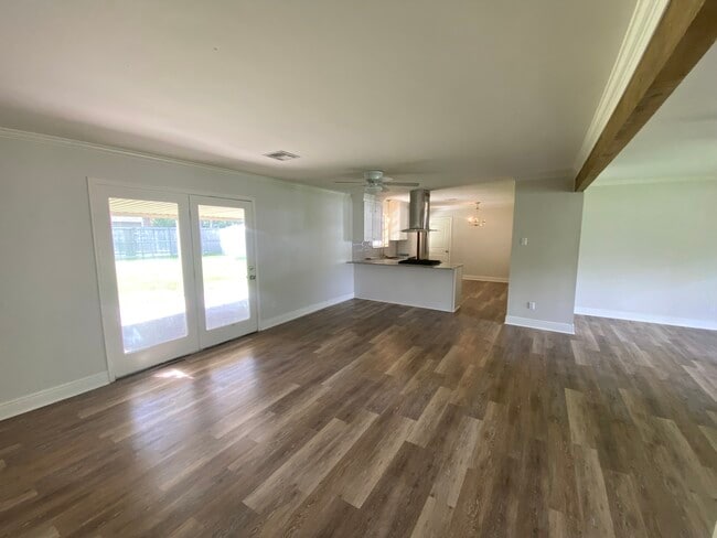 Building Photo - 400 Corona Dr