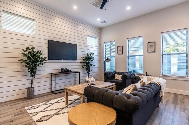 Foto del edificio - 5303 Creekmont Dr