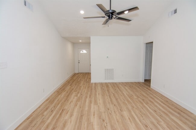 Building Photo - 12811 Sandy Hook Dr