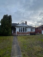 Building Photo - 582 King Edward Av W