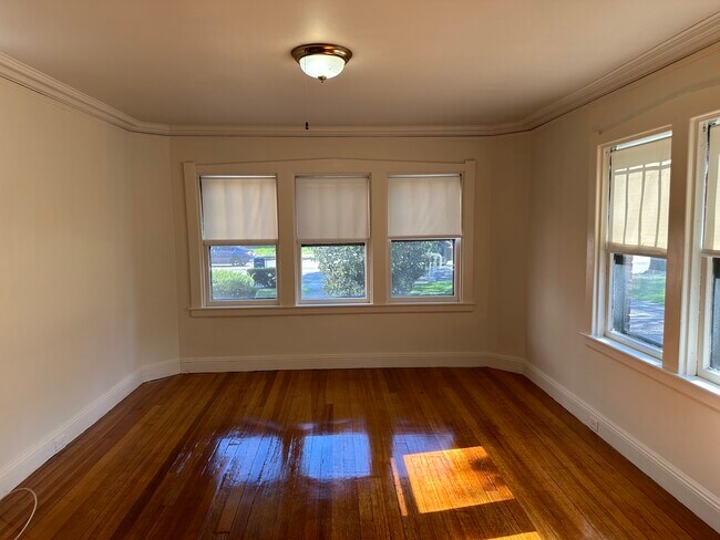 Building Photo - 96 Mount Auburn St