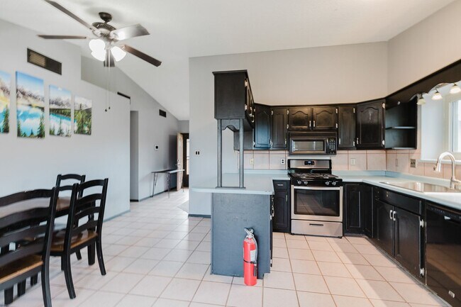 Building Photo - 4 Bedroom, 2 Bath house with New Carpet