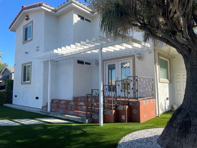 Puerta principal - 2444 S Dunsmuir Ave