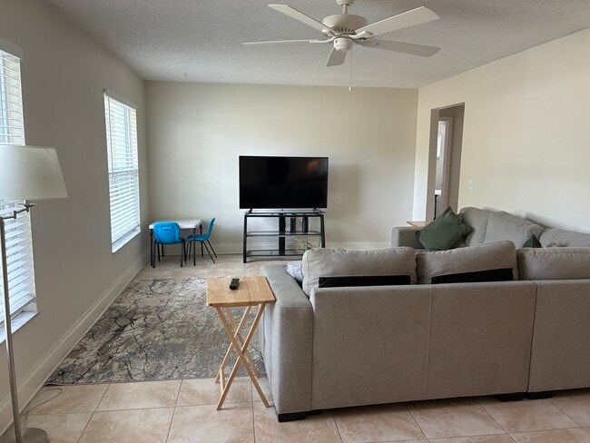 Foto del edificio - 105 N Bay Hills Blvd