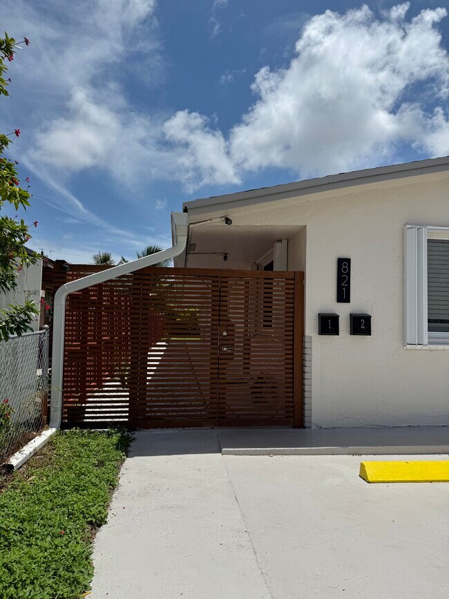 Frente de la estructura - 821 SW 9th St
